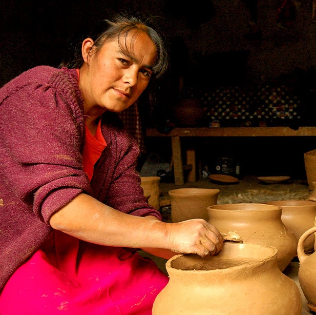 Artesana en proceso de moldeado de la cerámica 