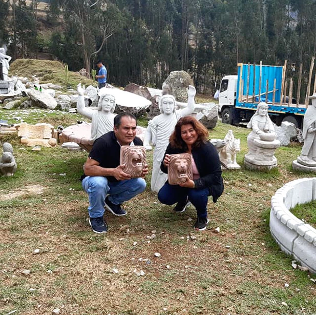 Artesano explicando el proceso del tallado en piedra a turista