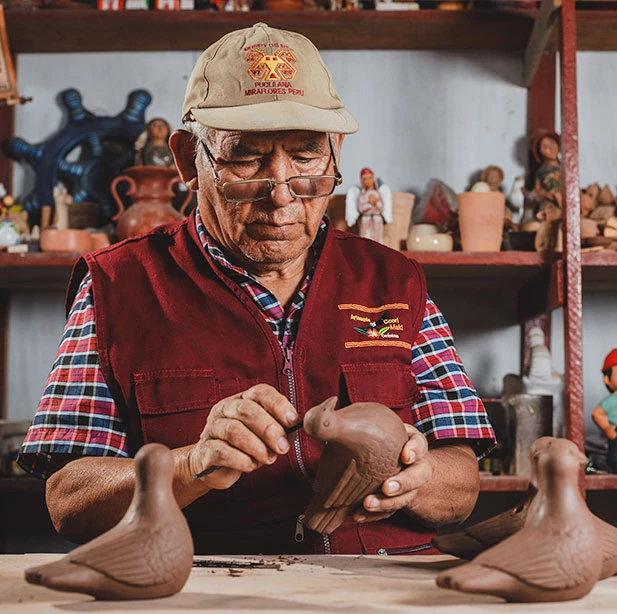 Dora y Richard, artesanos del taller de cerámica de Emiliano Orellana