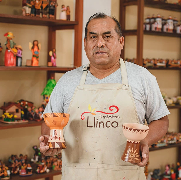 Juan y Machi en proceso de moldeado de la cerámica