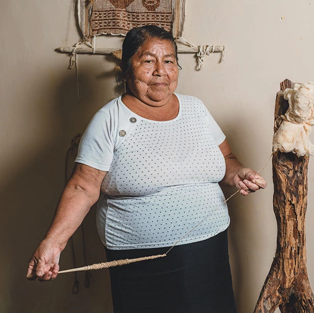 Artesana Susana Bances demostrando el labrado de un tejido artesanal 