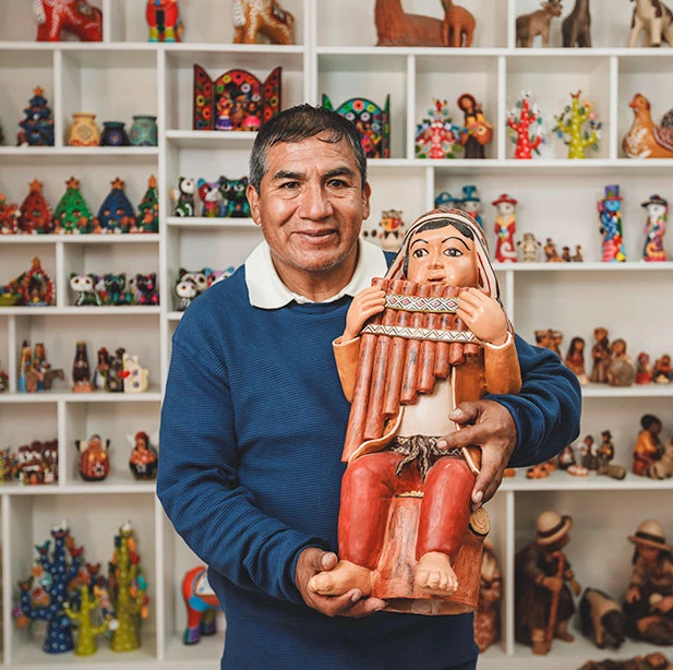 Maestro presentando su obra de arte "Músico"
