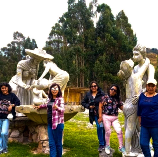 Julia, verificando los acabados del tallado en piedra. Visitantes posando en nuestras esculturas