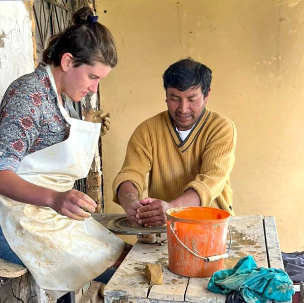 Turista aprendiendo en el torno