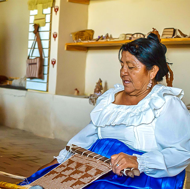 Artesana Susana Bances demostrando el labrado de un tejido artesanal 