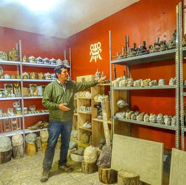Martín Loarte, explicando sobre la variedad de productos desarrollados en su taller
