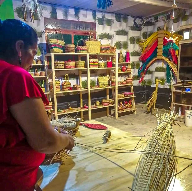 Artesana preparando y seleccionando su materia prima 