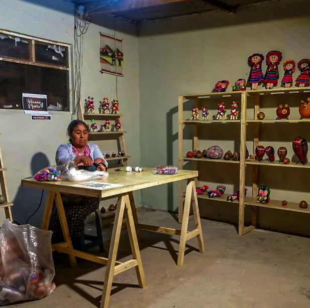 Doña María trabajando en su taller