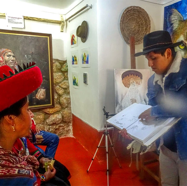 Robert mostrando sus diseños a visitantes