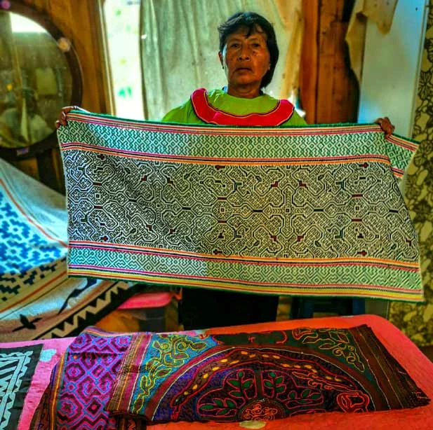 Hilda exhibiendo su textil kene bordado a mano 