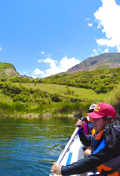 Paseo en bote en laguna Uchillki