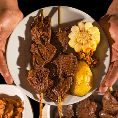 ¡Celebra el Día del Anticucho! Conoce su historia, origen y 3 lugares del Perú para probarlos