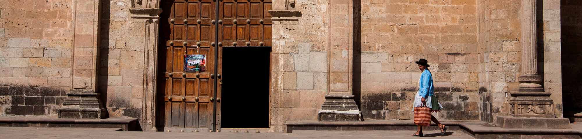 Plaza de armas y templo de San Pedro