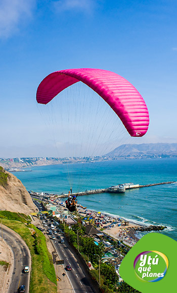 Parapente en el malecón de Miraflores.