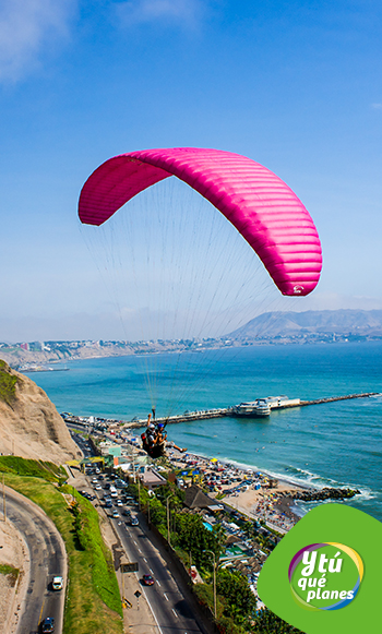 Parapente en el malecón de Miraflores.