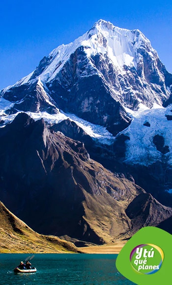Laguna Carhuacocha y Nevado Yerupajá. Trekking en la Cordillera Huayhuash 
