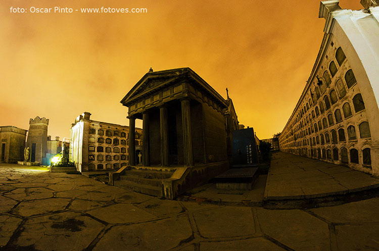 Halloween en Lima Cementerio Presbítero Maestro tour nocturno