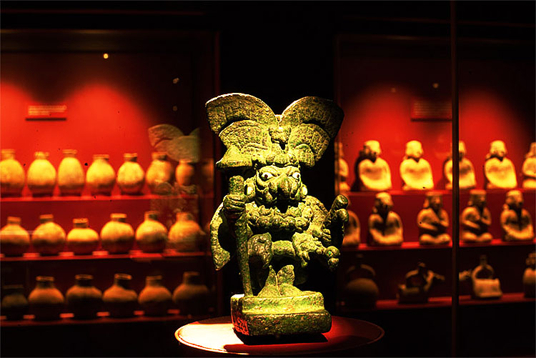 Escultura de cobre que representa a un hombre búho. Museo de sitio Huaca Rajada - Sipán.