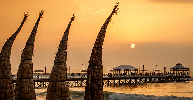 Caballitos de totora en Huanchaco - Trujillo es la ciudad de eterna primavera