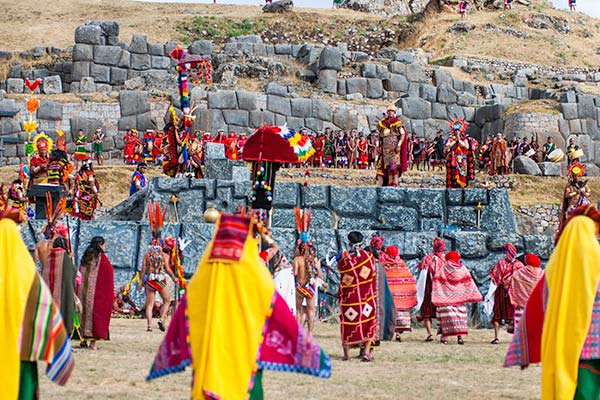 Inca en compañía del Sumo Sacerdote en la fiesta de Inti Raymi, celebrado en Cusco