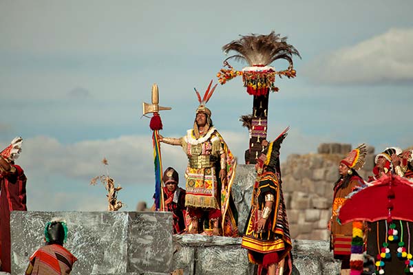 Inca invocando al dios Sol en la fiesta de Inti Raymi celebrado en Cusco