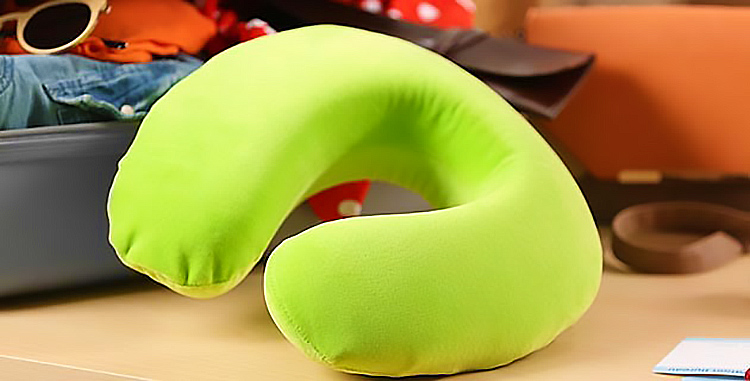 Almohada de viaje - 10 regalos de Navidad que todo viajero desearía