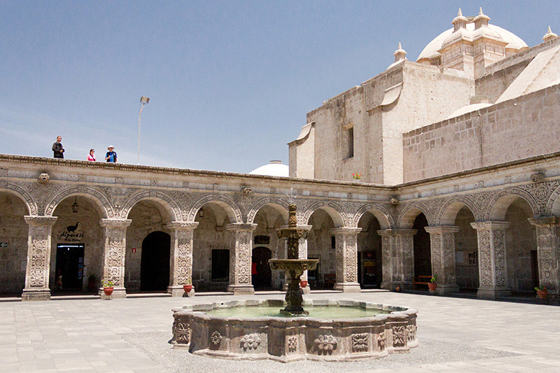 Tradiciones de Arequipa Iglesia y Claustros de la Compañía de Jesús