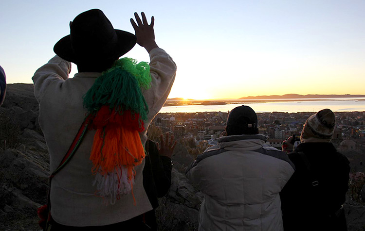 Ceremonia de Año Nuevo Andino en el amanecer