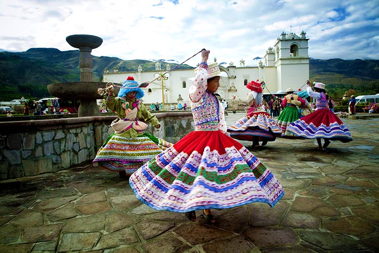 Niñas bailando en Chivay