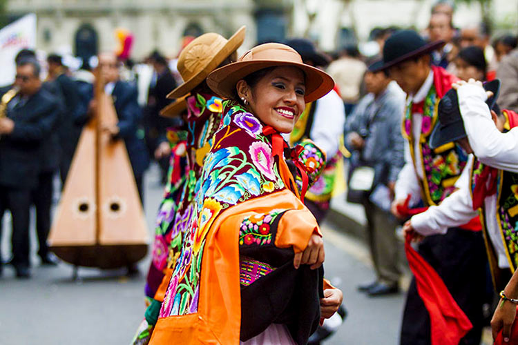 Bailarines mujeres de Danza El Huaylarsh