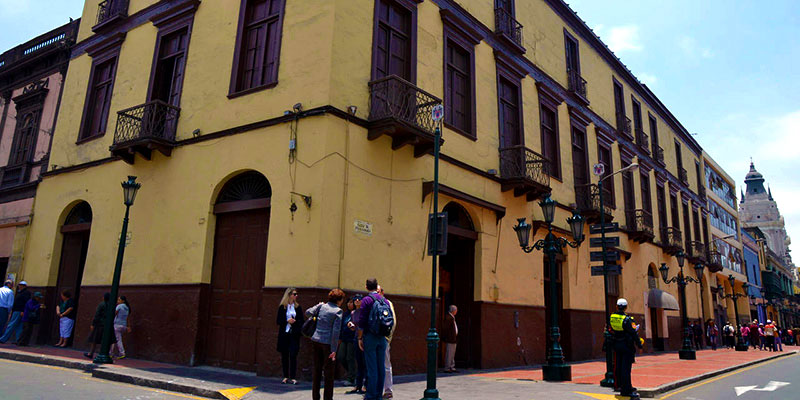 Asesinato en el hotel Comercio