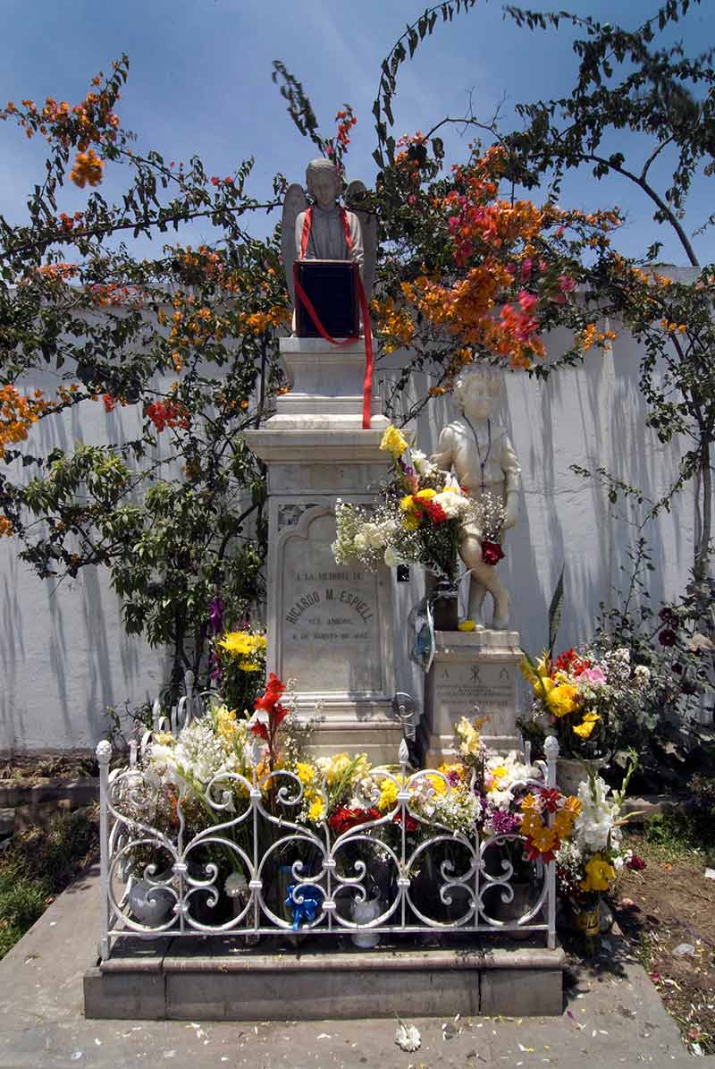 Cementerio Presbítero Maestro Historias de Fantasmas Niño Ricardito