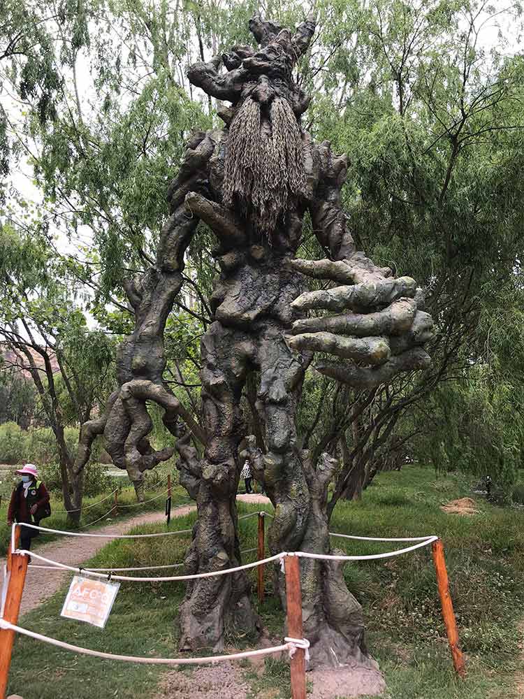 Escultura personaje de Señor de los Anillos de Humedales de Huasao