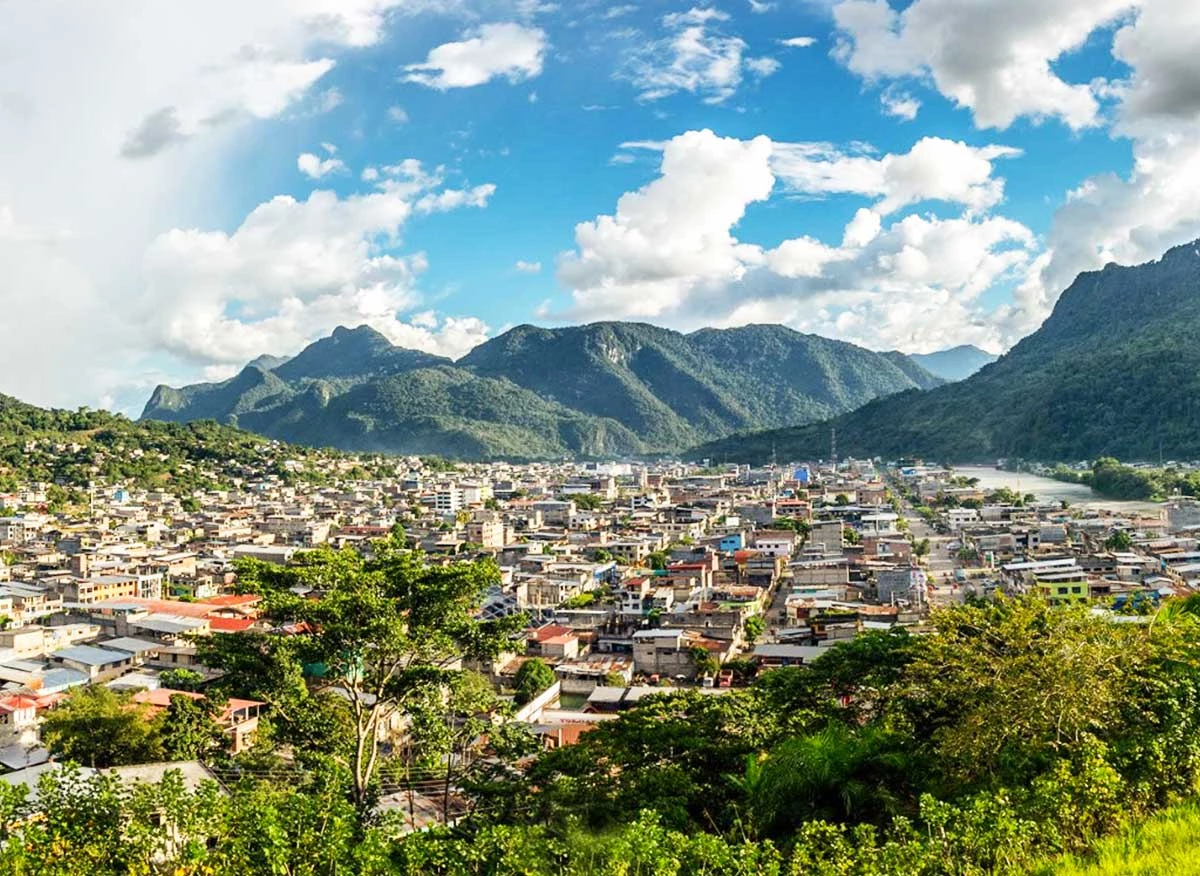 Blick über Tingo María und die grüne Berglandschaft der Bella Durmiente