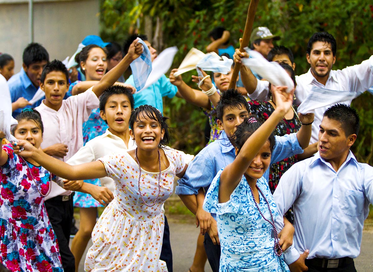 Las pandillas, el escuadrón de baile en la selva