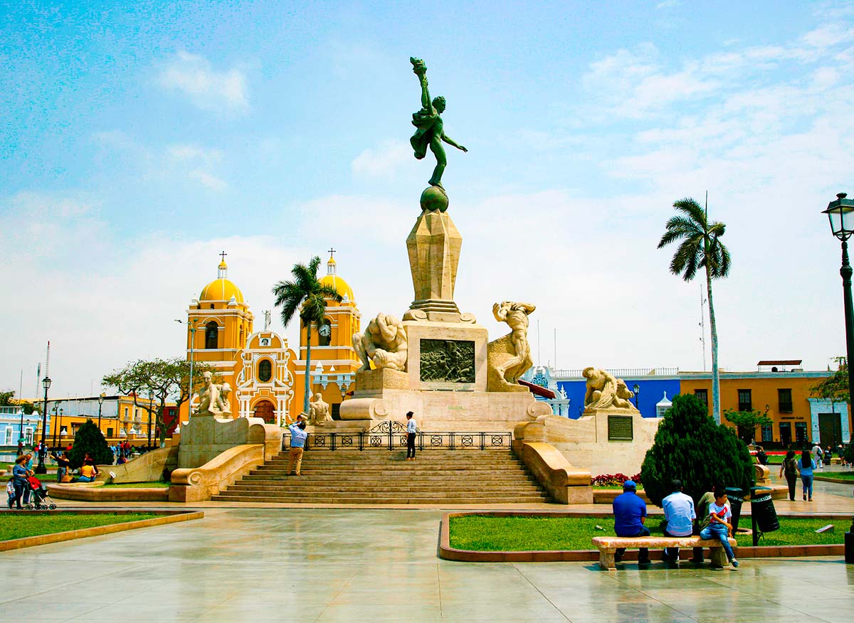 Plaza de armas y catedral - Trujillo es la ciudad de eterna primavera