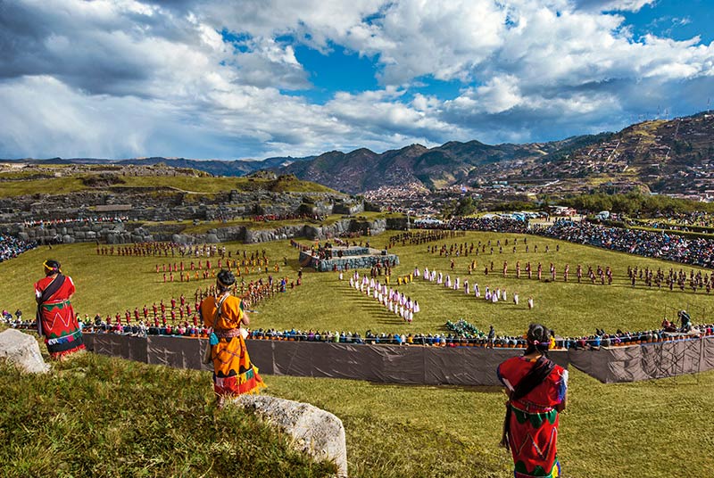 Bailarines y actores en la fiesta del Inti Raymi