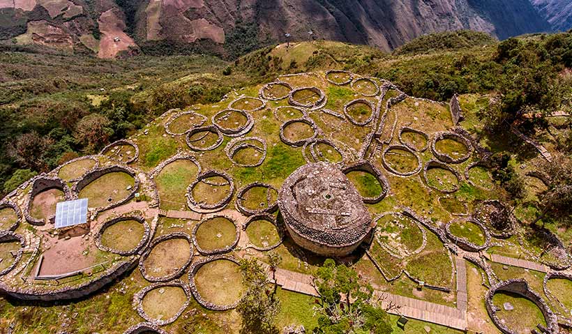 Vista aérea de casas Kuelap