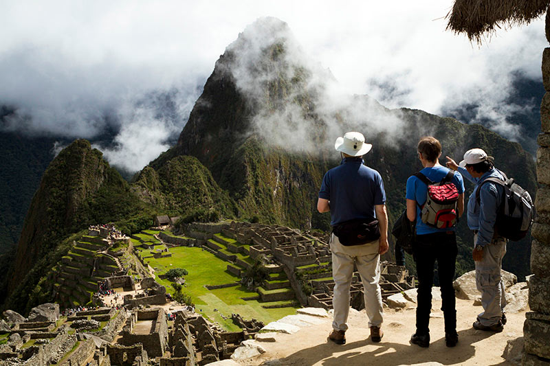 turistas-y-guia-en-Machupicchu