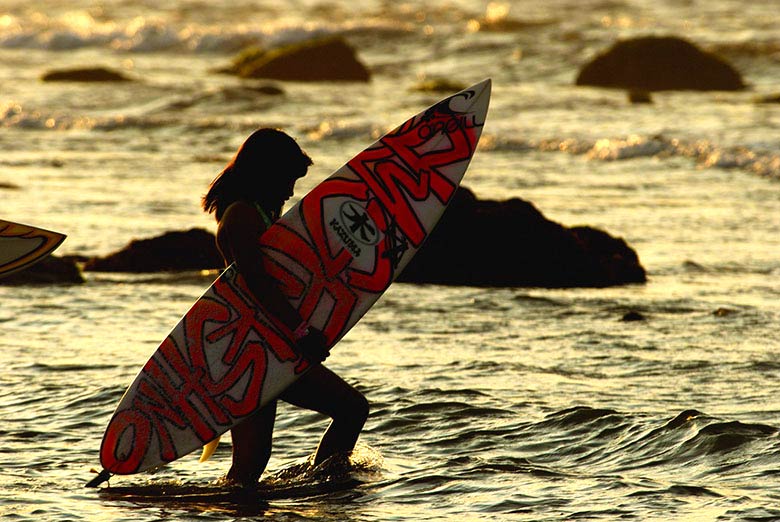 Surf en la playa de Máncora