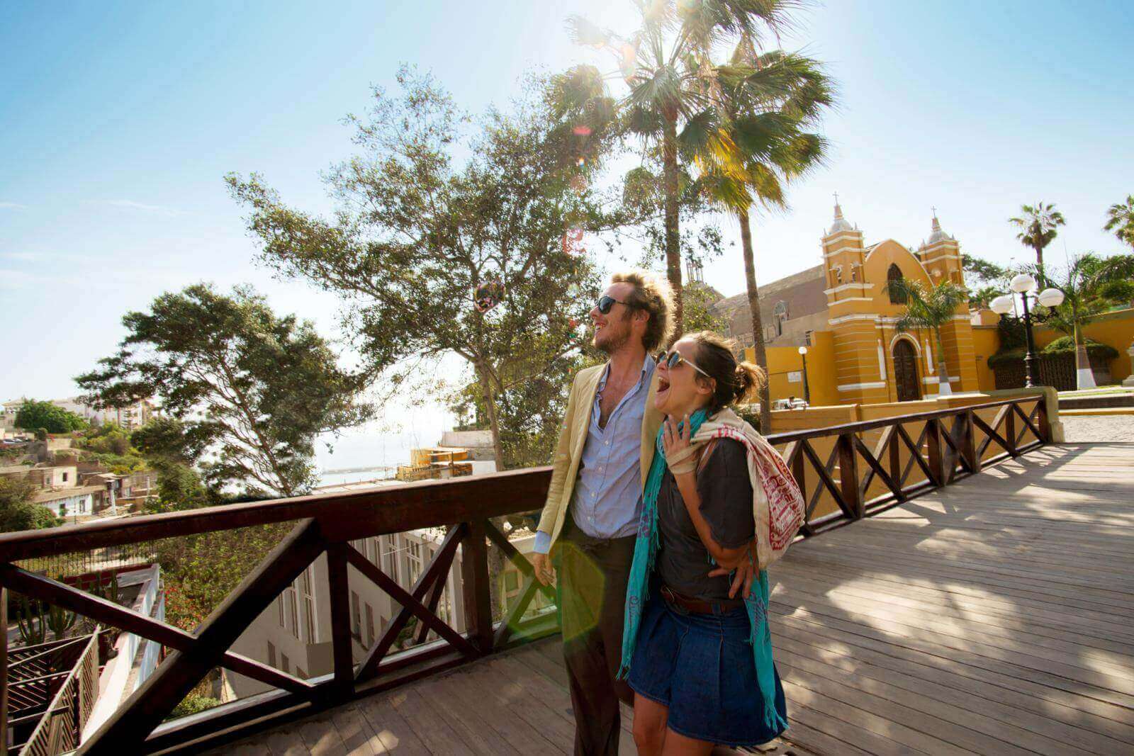 pareja-en-barranco