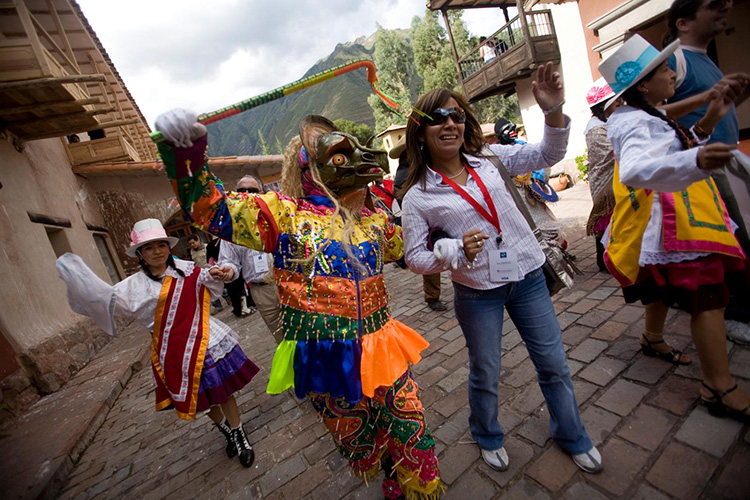 Turistas en la Fiesta de la Virgen del Carmen en Paucartambo, Cusco