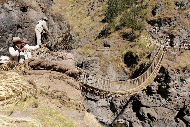 Pobladores reconstruyen el puente Inca Q’eswachaka