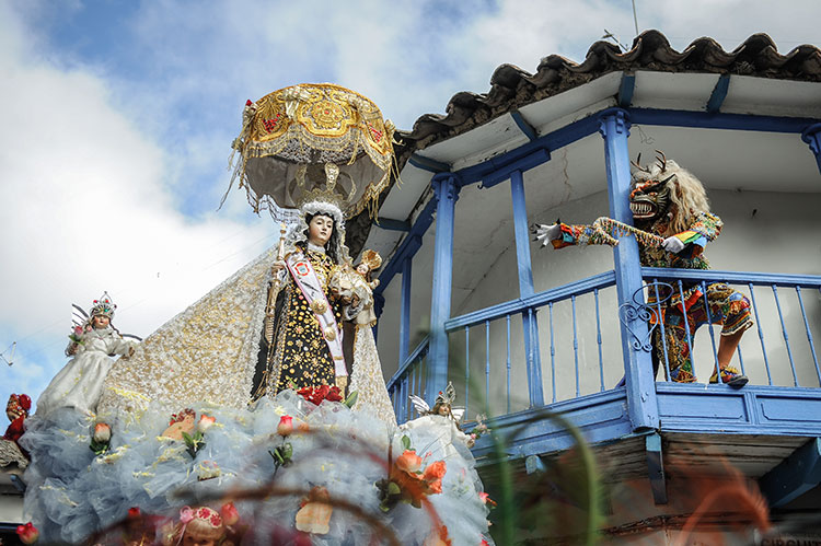 Procesión en la Fiesta de la Virgen del Carmen en Paucartambo, Cusco
