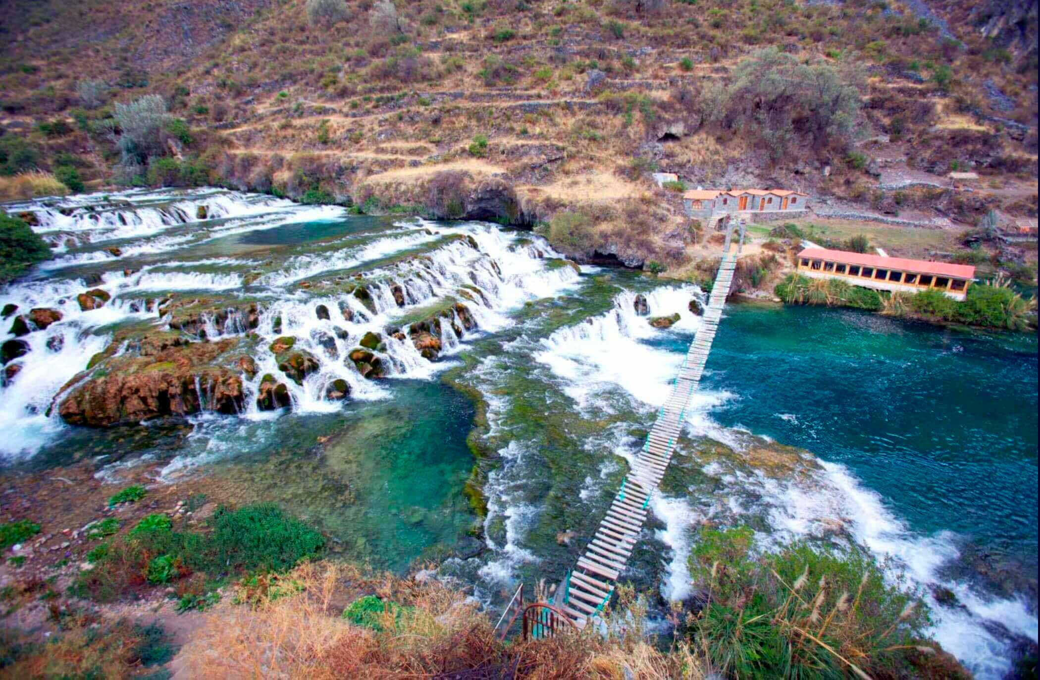 Cataratas y puente en Nor Yauyos Cochas