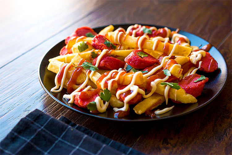 salchipapa-con-chorizo-y-cremas