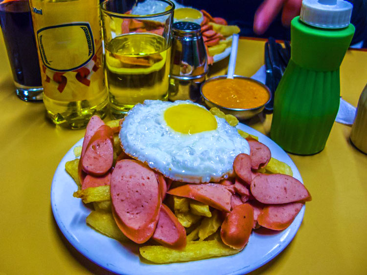 salchipapa-con-huevo