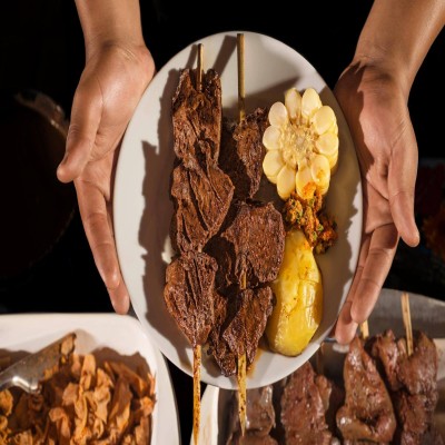 Celebra el Día del Anticucho con bastante calor, aroma y rico sabor