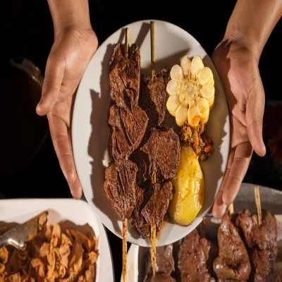 Celebra el Día del Anticucho con bastante calor, aroma y rico sabor