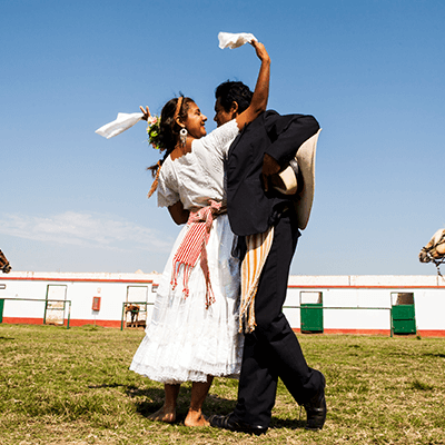 Déjate cautivar por el ritmo y encanto de la marinera